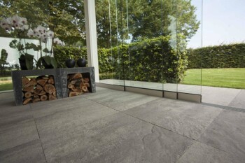 Voorbeeld van U-elementen als tafeltje en houtopslag